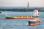 ANNE DORTE (IMO 9466233) und DORNBUSCH (IMO 9126211) am Abend des 02.09.2022 auf der Elbe unweit Stade