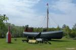 Das alte Küstenmotorschiff Luise ist nun ein Museumsschiff am Südstrand von Göhren ist Bestandteil eines kleinen Freilichtmuseums (Mönchgut, Rügen, Mai 2011)