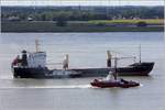 Die 1991 gebaute MEKHANIK MAKARIN (IMO 8904379) fährt Höhe Bremerhaven weserabwärts. Dieser russische Frachter mit seinem Eisbrecherrumpf ist 107,8 m lang und 14,5 m breit, hat eine GT/BRZ von 3.178 und eine DWT von 3.551 t. Heimathafen ist Arkhangelsk (Russland). 
Die WESERLOTSE ist längsseits gegangen. Der Schlepper RT INNOVATION überholt beide rückwärtsfahrend.
01.09.2020