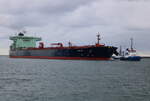 Der Tanker Jatuli auf dem Seeweg von Mongstadt(Norwegen)nach Rostock und Fairplay 55 am 14.02.2025 in Warnemünde.