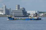 Das Japanische Küsten-Tankschiff (Name unbekannt) läuft in den Hafen von Tokio ein.