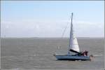 Am 03.04.2007 hat es die Segelyacht FLAUTE 2 bei der Einfahrt in den Hafen von Norderney nicht mit einer Flaute zu tun. Vielmehr kommt ihr eine steife Brise entgegen.