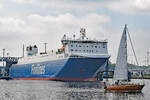 Segelboot FOURTEEN HANDS am 15.5.2021 unweit der Finnlines-Fähre FINNTIDE.