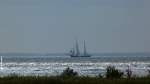 Zweimaster unter Segel auf dem Greifswalder Bodden nahe Groß Zicker (Mönchgut, Rügen, 30.09.2012)