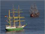 Die ALEXANDER VON HUMBOLDT II (li.) und die EL GALEON steuern zum SeeStadtFest den Neuen Hafen von Bremerhaven an. 24.05.2018 