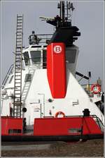 Das Boluda-B prangt am Schornstein des Schleppers RT INNOVATION (IMO 9190626). Bis vor kurzem war hier noch die Schornsteinmarke der Kotug Smit Towage zu sehen. Durch die Übernahme der niederländischen Schlepperfirma gehören inzwischen mehr als 300 Schlepper zur spanischen Firma Boluda Towage Europe. Damit ist sie wohl das weltweit zweitgrößte Schlepperunternehmen nach der zur Maersk-Gruppe gehörenden Firma Svitzer, die weltweit mehr als 400 Schlepper betreibt. Bremerhaven, 29.02.2020