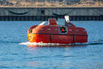 Übung mit Rettungsboot DRAGON 32 im Sassnitzer Hafen.