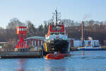 Rettungsboot DRAGON 32 am Molenfeuer Sassnitz vor Notschlepper BREMEN FIGHTER. - 19.02.2025