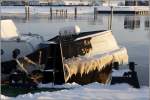 Die Eiszeit ist wieder da. Am Bug des Lotsenbootes KAPITN STOEWAHSE hat sich Eis gebildet. Bremerhaven, 25.12.2010