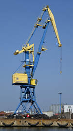 Ein Hafenkran im Holzhafen von Wismar.