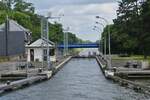 Nach der Ausfahrt aus der Schleuse Lanaken, einen Blick zurck auf das gefllte Schleusenbecken und den Kanal Briegden - Neerhagen. 17.07.2024