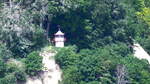 Der Leuchtturm Kolliker Ort am 03.06.24. Der Leuchtturm befindet sich an der Ostseite der Halbinsel Jasmund im gleichnamigen Nationalpark im Gebiet der Rügener Kreidefelsen zwischen Königsstuhl und Kieler Ufer. Der Leuchtturm wurde 1904 von der Firma Julius Pintsch gebaut und am 1. April 1905 in Betrieb genommen. Der Leuchtturm Kolliker Ort ist via Fernwartung noch in Betrieb.