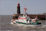 Der Seenotkreuzer HANNES GLOGNER der DGzRS verlsst am 25.05.2011 die Geestemndung, der nrdliches Molenfeuer hier zu sehen ist, in die Weser Richtung Nordsee.