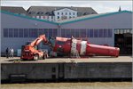 Dieser Turm war von 1974 bis 1996 als Quermarkenfeuer Imsum in der Außenweser in Betrieb. Ende 2005 wurde der Turm abgebaut, dem Deutschen Schiffahrtsmuseum Bremerhaven übergeben und zunächst bei den MWB eingelagert. Am 23.03.2016 konnte ich dieses Foto machen, der Turm lag auf der Kaje der MWB. 