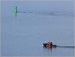 Das kleine Schlepp- und Schubbott STELLA NOVA ist 8 m lang. Dieses Bild veranschaulicht die Größe der ebenfalls im Bild zu sehenden Steuerbordtonne der Weser. Bremerhaven, 15.06.2018