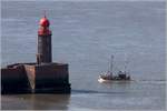 Der Krabbenkutter ABh2 STEINBOCK steuert den Fischereihafen Bremerhaven an und passiert dabei das Leuchtfeuer Geestemole Nord. 06.08.2020