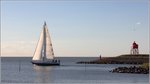 Abendliche Ausfahrt ins IJsselmeer. Rechts im Bild das rote Molenfeuer des Hafens von Stavoren. 04.10.2016