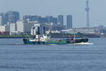 Das Bunkerschiff  Shin-Makoto Maru  (真誠丸) der MAKOTO KAIJI K.K. fährt im Hafen von Tokio. 08.Juni.2024