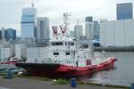Das Feuerlöschboot  Ôedo (おおえど) der Feuerwehr Tokio liegt im Haven von Tokio vor Anker.
