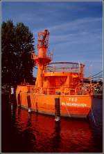 Das unbemannte Feuerschiff 2 (UFS 2) liegt nach seiner Havarie am 04.12.1999 in Wilhelmshaven. Scan eines Dias vom 06.09.2004.