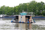 HAUSBOOT DU 10814 auf dem WDK zu Tal am 21.05.2023 bei Datteln an der Schleuse.