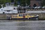 Kleines Hausboot hat an der Kanalmauer im Hafen von Maastricht festgemacht.