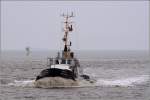 Das Lotsenboot KAPITN STOEWAHSE steuert nach einem Einsatz auf der Weser vor Bremerhaven mit voller Fahrt seinen Liegeplatz in der Geestemndung an. 07.11.2006

