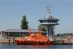 Links der Flachbau der Lotsenstation in Lübeck-Travemünde, rechts daneben der Turm der alten Verkehrszentrale. Im Vordergrund ist das Lotsenboot HOLTENAU zu sehen. 05.06.2016