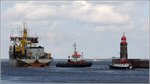 Die Leinenverbindung zwischen der ALEXANDER VON HUMBOLDT (IMO 9166845) und dem Schlepper MARS (IMO 8116702) sind inzwischen gelöst. Das Lotsenboot VISURGIS (rechts) ist unterhalb des Molenfeuers Geestemole Nord unterwegs, um den Lotsen an Bord der ALEXANDER VON HUMBOLDT zu bringen. Im Hintergrund ist ein Fischkutter auf der Weser unterwegs. Bremerhaven, 29.06.2016.