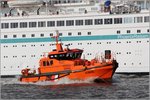 Der 2014 gebaute Lotsenversetzer JASMUND (IMO 9734331) ist am 31.07.2016 beim Ablegen der vier Phoenix Kreuzfahrtschiffe in Bremerhaven gut beschäftigt. Länge: 19,25 m, Breite: 5,45 m. Heimathafen ist Rostock.