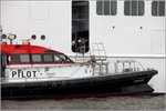 Der Lotse geht von der VISURGIS an Bord der an der Columbuskaje in Bremerhaven liegenden AMADEA. 31.07.2016