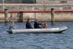 MV 10 der WSP beim Abriegeln des Sassnitzer Hafens nach Dieselaustritt eines Schiffes.