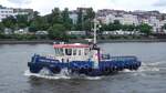 Der Schlepper  CHRISTIAN NEHLS , IMO 04812130, am 10.06.24 auf der Elbe vor dem Hamburger Fischmarkt.