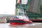 Der Schlepper RT Darwin am 13.02.2013 hinter dem Autotransporter Parsifal im Hafen von Bremerhaven.