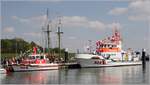 Zur Taufe des neuen Seenotrettungsbootes PETER HABIG (links) war auch der Seenotrettungskreuzer BERNHARD GRUBEN aus der benachbarten Station Horumersiel nach Wilhelmshaven angereist. Die bei Tamsen Maritim in Rostock gebaute PETER HABIG ist 10,1 m lang, 3,61 m breit und hat einen Tiefgang von 0,96 m. Als Antriebsleistung stehen 380 PS zur Verfügung, die eine Geschwindigkeit von 18 kn ermöglichen. 18.05.2019