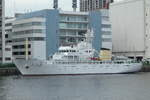 Das Schulschiff  SHIOJI MARU (汐路丸) der Ozeanographische Hochschule Tokio liegt im Asashio-Kanal (Tokio) vor Anker.
