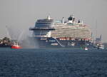 Am Abend des 20.09.2024 gab es für die Mein Schiff 7 durch das Feuerlöschboot FLB 40 3 eine Wasserfontäne in Warnemünde.