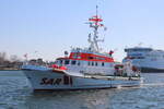 Der 28m lange SAR Seenotkreuzer ARKONA der DGzRS am 22.03.2025 in Warnemünde.