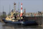 Die 2005 gebaute SVITZER MARKEN (IMO 9292890) ist seit Anfang 2014 in Bremerhaven stationiert. Dieser Schlepper ist 30 m lang, 11,5 m breit, hat eine Maschinenleistung von 4.340 kw und einen Pfahlzug von 70 t. Heimathafen ist IJmuiden (Niederlande). 
Im Hintergrund ist die Richtfeuerstrecke Bremerhaven mit Unter- und Oberfeuer zu sehen. 
24.04.2014