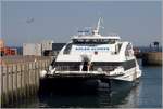 Die 1999 gebaute ADLER CAT (IMO 9199725) liegt am 14.05.2018 im Binnenhafen von Helgoland. Sie ist 30 m lang, 10,6 m breit und kann 224 Passagiere befördern. Heimathafen ist Hörnum auf Sylt. Früherer Name: RENØY.