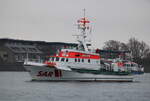 Der 28m lange SAR Seenotkreuzer ARKONA der DGzRS am 04.01.2025 in Warnemünde.