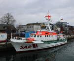 Der 28m lange SAR Seenotkreuzer ARKONA der DGzRS am 15.02.2025 in Warnemünde.