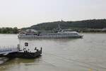 Das Fahrgastschiff GODESBURG der Köln Düsseldorfer hat hier gerade in Rüdesheim am 29.6.2024 um 11.12 Uhr abgelegt und ist stromabwärts unterwegs.