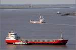 Die 2001 gebaute OSTGARD (IMO 9196216) hat am 26.08.2008 den Fischereihafen in Bremerhaven in die Weser Richtung Nordsee verlassen. Sie ist 89 m lang, 13 m breit und hat eine GT von 2868. Sie fhrt unter der Flagge der Niederlande. An ihrer Steuerbordseite wird sie vom Lotsenboot KAPITN STOEWAHSE begleitet.