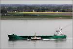 Die 2005 gebaute ARKLOW REBEL (IMO 9291731) am 03.05.2012 Weser aufwrts fahrend. Sie ist 90 m lang, 14 m breit, hat eine GT von 2.999 und eine DWT von 4.504 t. Sie fhrt unter irischer Flagge mit Heimathafen Arklow. Die KAPITN STOEWAHSE nimmt nach dem Lotsenwechsel wieder Fahrt auf.