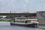 Bevor unsere 4 Schleusenfahrt beginnt, fhrt das Passagierschiff GEULVALLEI, der Reederei Stiphout, Rckwrts bis unter die Brcke hindurch um in den Kanal fr die groen Schiffe zu gelangen und ihre