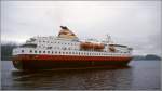 Die 1993 gebaute RICHARD WITH (IMO 9040429) im Juni 1994 am Holandsfjord. Dieses Hurtigruten-Schiff ist 121,8 m lang und 23,4 m breit, hat eine GT/BRZ von 11.205 und eine DWT von 850 t. Sie bietet 691 Passagieren Platz, denen 460 Betten zur Verfügung stehen. 45 PKW können mitgenommen werden. Damals war Narvik der Heimathafen, inzwischen ist es Tromsø. Scan vom Dia.