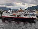 RoPax-Schiff Hurtigruten Expeditions Spitsbergen liegt im Hafen von Bergen/N, 09-2024