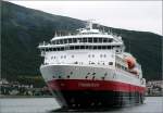 Das Hurtigrutenschiff MS Finnmarken, das lngste und eines der grten bei der Hurtigrute, beim Anlegen in Troms.