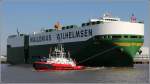 Die 2010 gebaute BESS (IMO 9531715) wird nach dem Verlassen der Nordschleuse in Bremerhaven vom Kotug-Schlepper RT DARWIN in Fahrtrichtung Nordsee gezogen. Die BESS ist 200 m lang, 32 m breit, hat eine GT von 58.750, eine DWT von 18.013 t und kann 6.284 Fahrzeuge transportieren. Heimathafen ist Panama. 